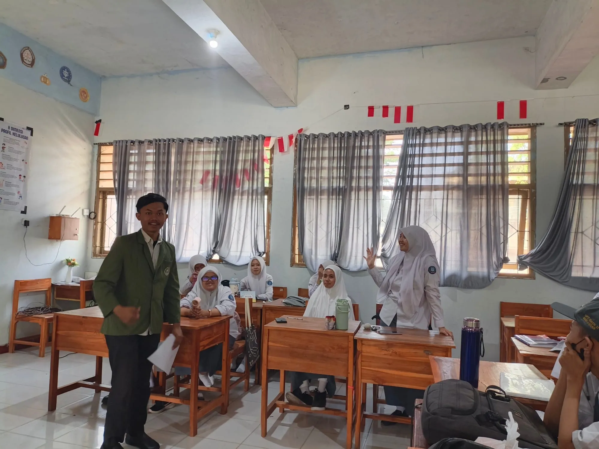 Fadhil berdiskusi dengan siswa kelas XII