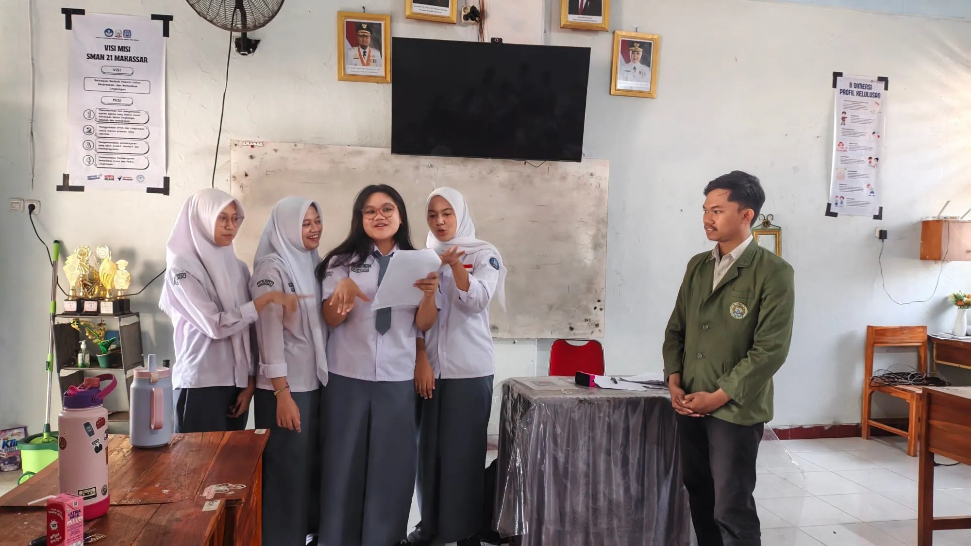 Fadhil mendampingi presentasi kelompok