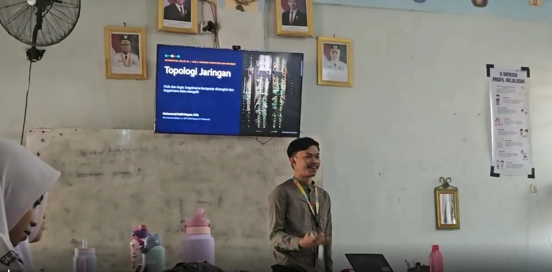 Fadhil mengajar topologi jaringan di kelas XII