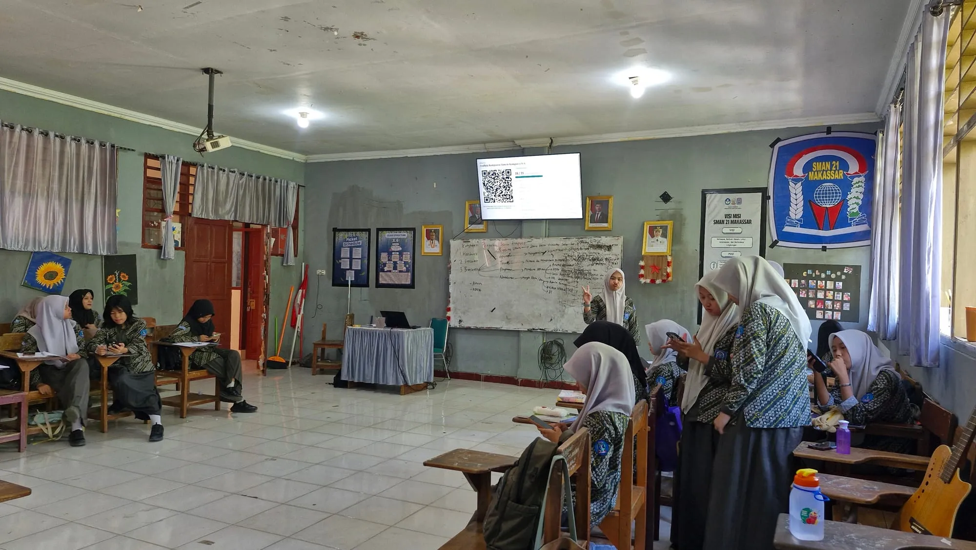 Kode QR di layar kelas