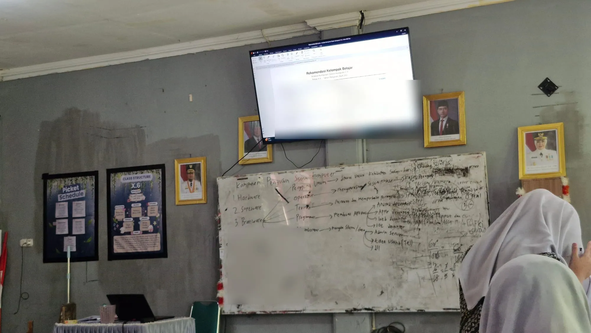 Kelas X.6 SMAN 21 Makassar, layar televisi menampilkan rekomendasi kelompok belajar dari aplikasi sosiogram
